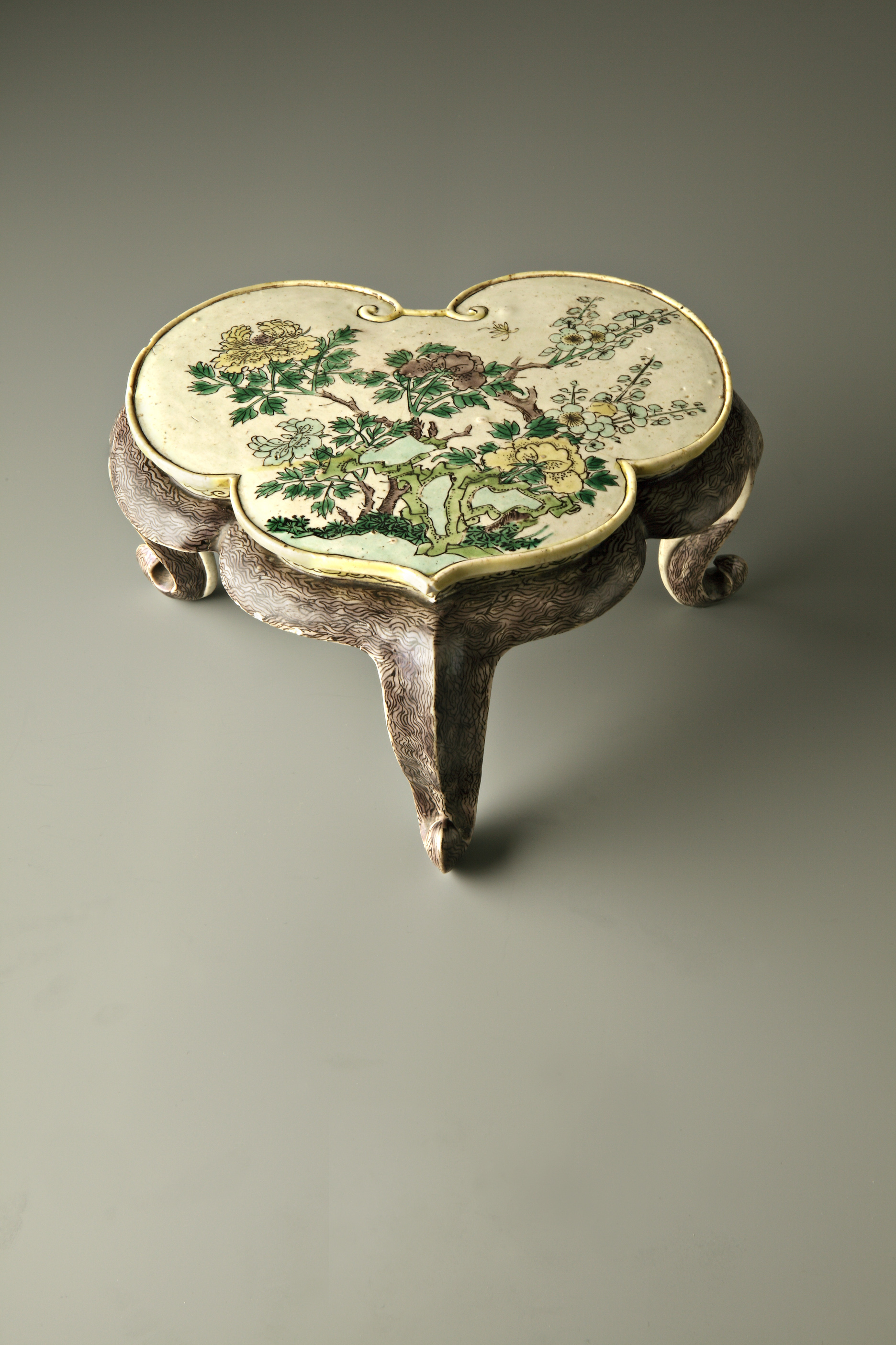 907. Lingzhi Table



